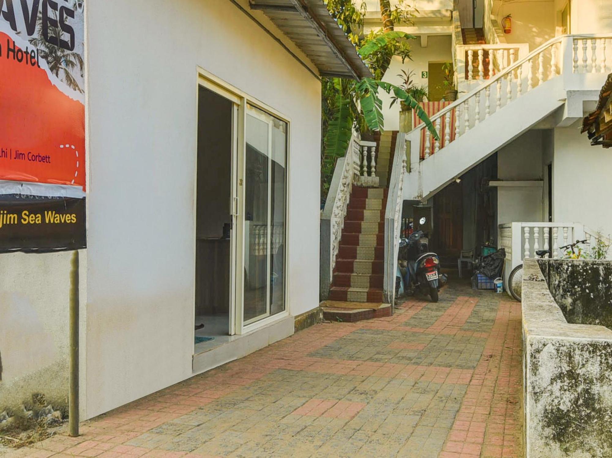 Hotel Collection O Morjim Sea Wave Exterior foto